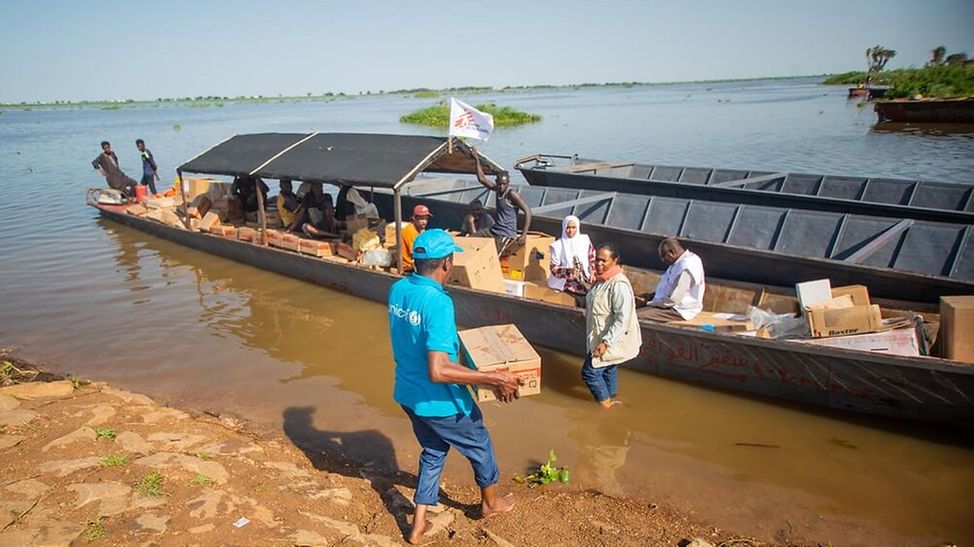 Masern: Im Sudan bringt ein mobiles Team die Impfstoffe per Boot zu den Kindern 