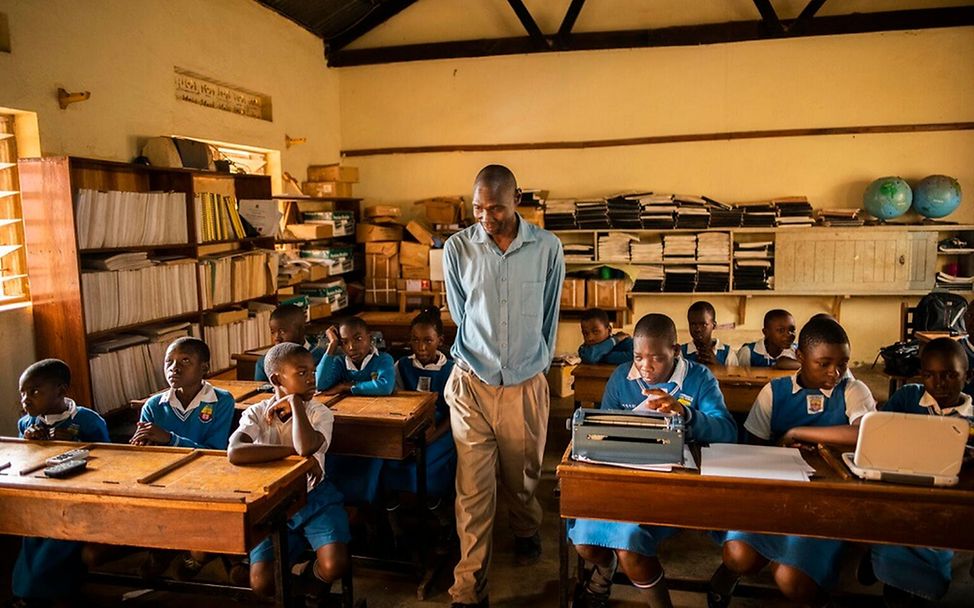 Masern: Ein Lehrer in einer Schulklasse für Kinder mit Behinderung in Uganda