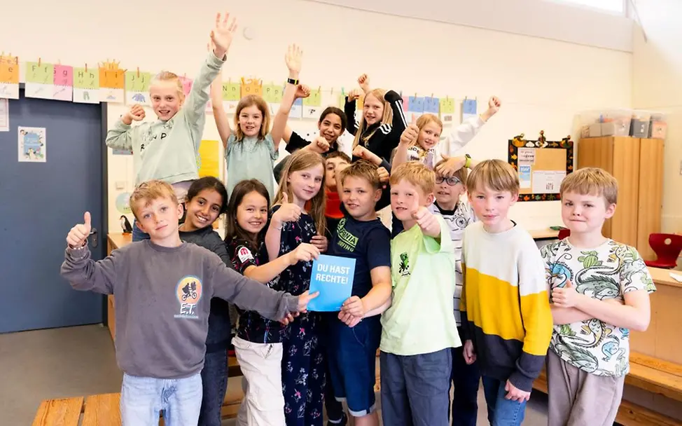 Kinder in einer Kinderrechteschule UNI604425_online