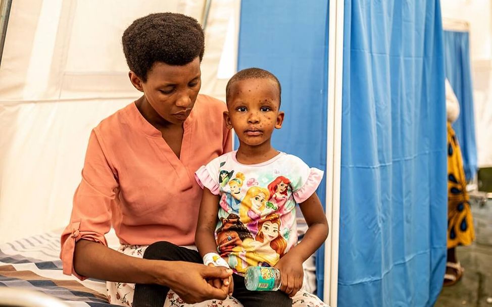 Mpox Virus: Ein erkranktes Kind mit seiner Mutter in Burundi