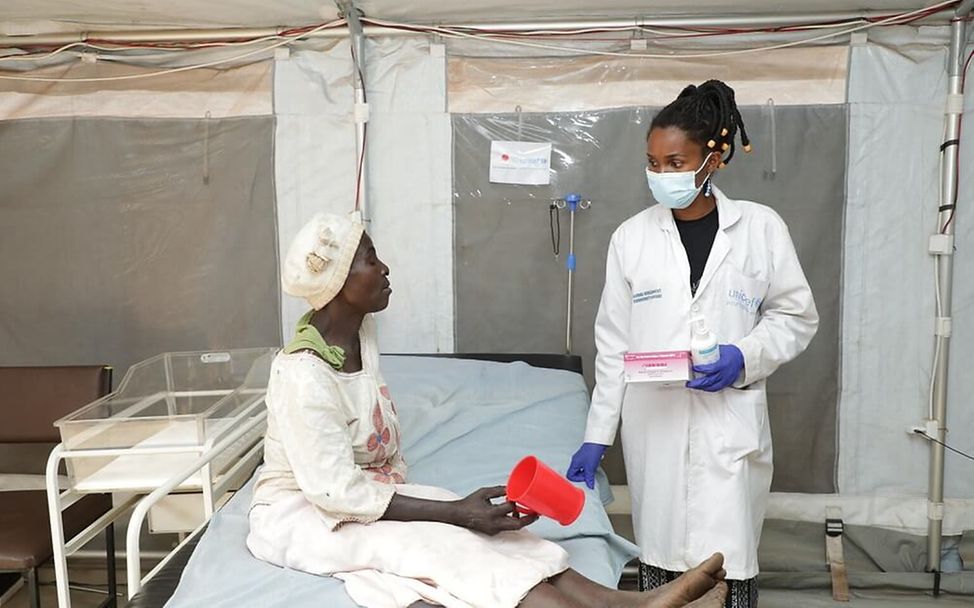 Mpox Virus: In Burundi spricht eine Krankenschwester mit einer Patientin