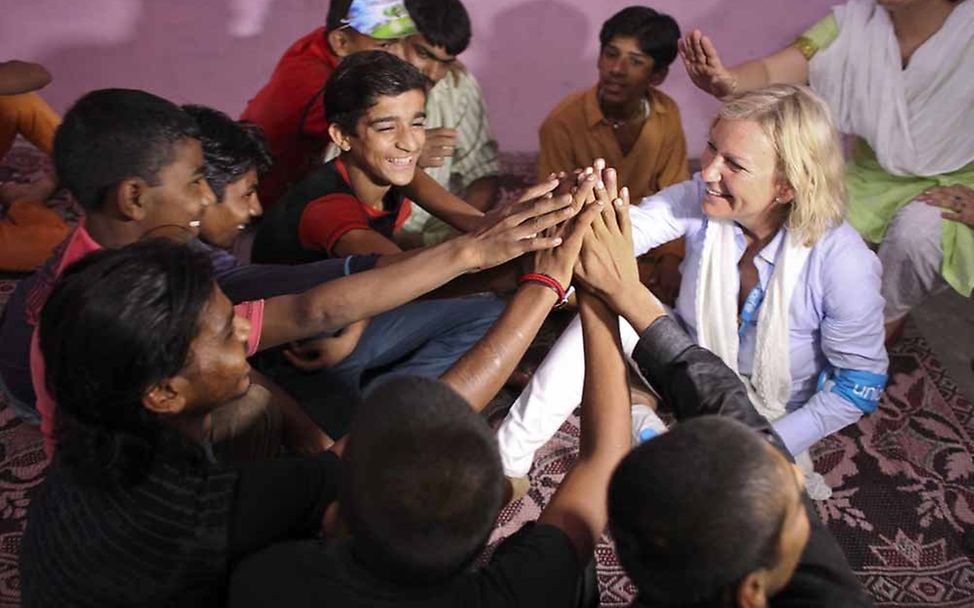 Straßenkinder in Pakistan mit Sabine Christiansen