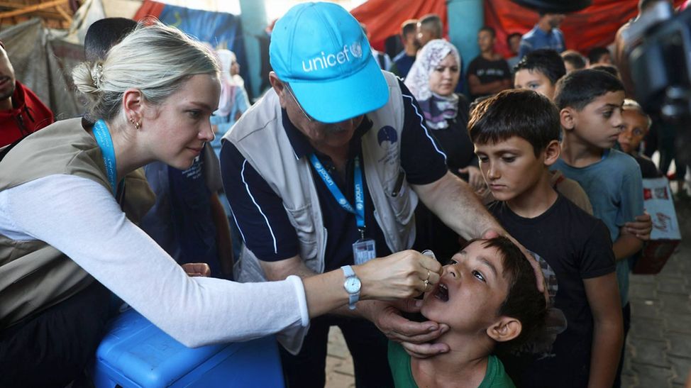 Krieg in Gaza: Ein UNICEF-Gesundheitsteam impft Kinder gegen Polio