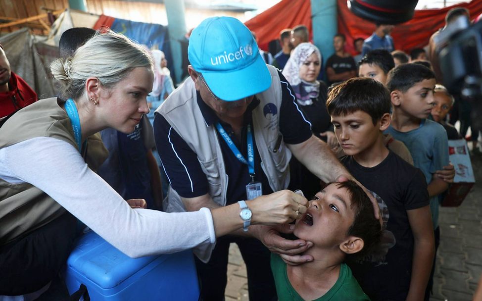 Gaza spenden: Ein UNICEF-Gesundheitsteam impft Kinder gegen Polio