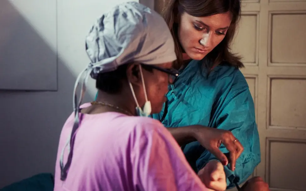 Vorbereitung auf den Operationssaal Vorbereitung auf den Operationssaal. ©Steven Pan/UNICEF/RTL II