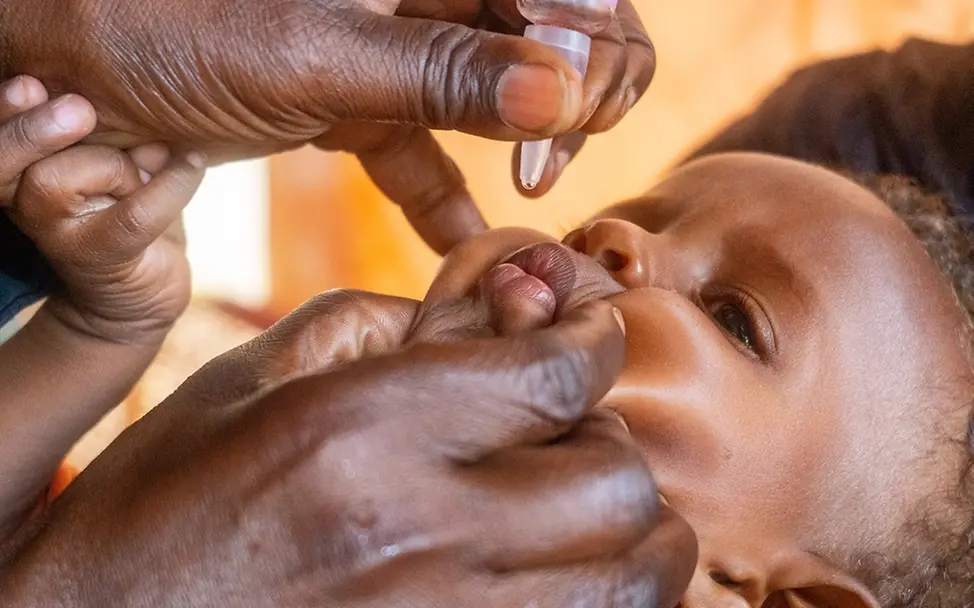 Poliofälle in Krisen- und Konflikt-Ländern in fünf Jahren verdoppelt | UNICEF/Abdulmajid Polio-Impfung im Sudan