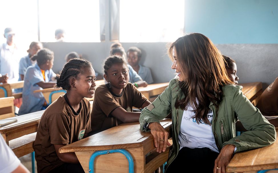 Tessa Page unterhält sich mit Schülerinnen in einer Schule in Madagaskar