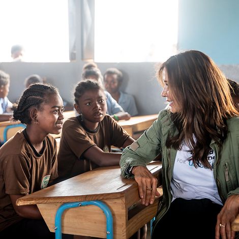 Tessa Page unterhält sich mit Schülerinnen in einer Schule in Madagaskar