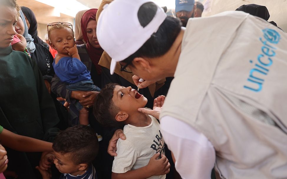 Gaza: Ein Kind wird im Rahmen der Impfkampagne gegen Polio geimpft