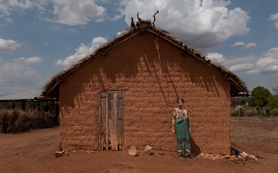 Im Dorf Ankaranabo auf Madagaskar steht die 69-jährige Tsiandroy Francine vor ihrem Haus.