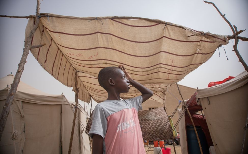 Ali Taha Yousif steht aus seinem Bett auf in der Sammelstelle Diem Korea, Port Sudan.