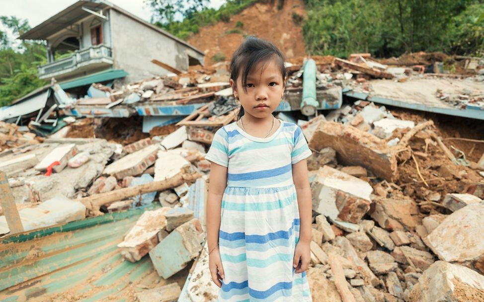 Cao Huyền Trang steht vor ihrem durch einen Erdrutsch zerstörtes Haus, verursacht durch heftige Regenfälle des Taifuns Yagi.