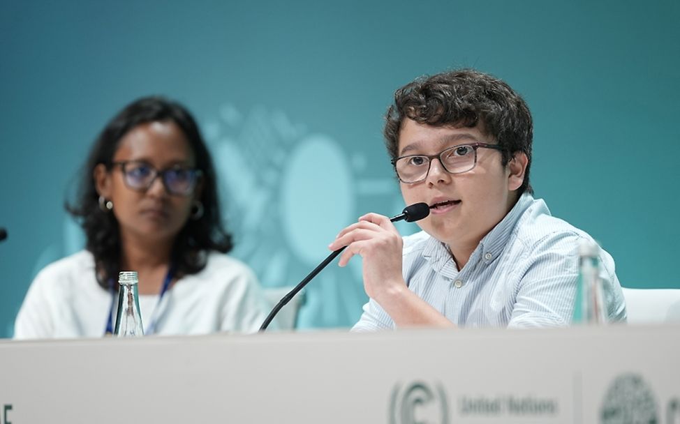 Francisco Vera spricht in ein Mikrofon während der COP28 in Dubai