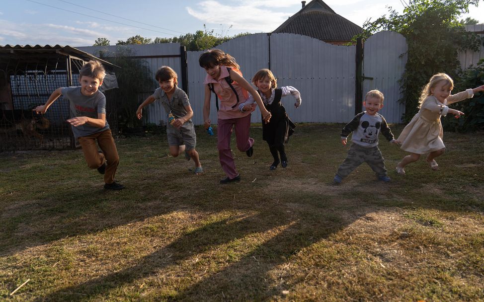 Ukraine: Winter steht bevor. Waisenkinder spielen im Garten.