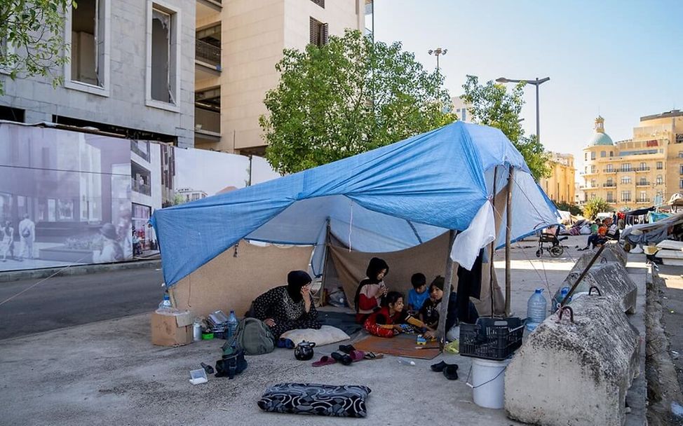 Libanon Kinder: Eine geflüchtete Familie lebt unter einer Plane auf der Straße in Beirut