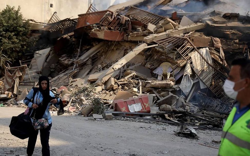 Libanon Kinder: Ein Mädchen läuft an einem zerstörten Haus vorbei 