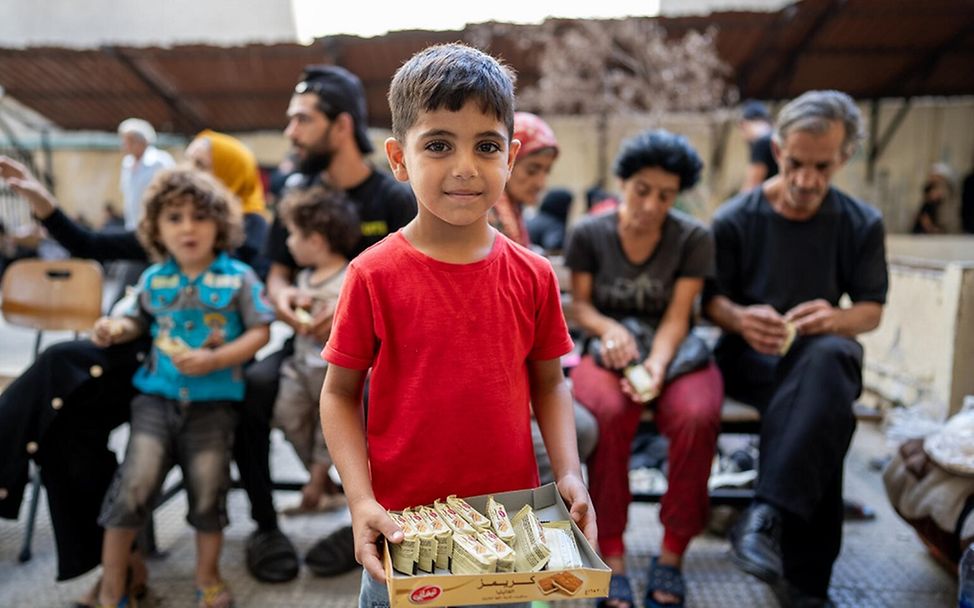 Libanon Kinder: Ein geflüchteter Junge verkauft Snacks