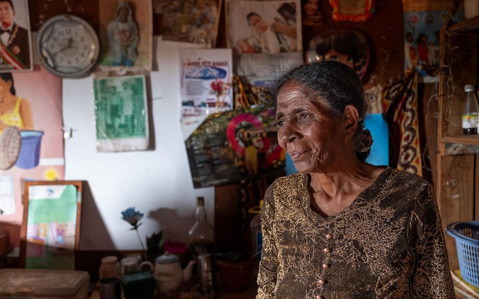 Eine ältere Dame in ihrem Haus im Ecovillage Ankaranabo