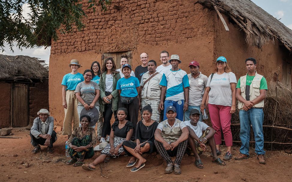 Ein Gruppenbild mit Mitarbeitenden von UNICEF und der Stiftung United Internet for UNICEF