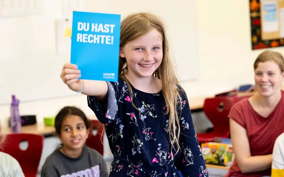 Unterricht in einer Kinderrechteschule. Schüler*innen einer Kinderrechteschule beschäftigten sich mit dem Thema Kinderrechte