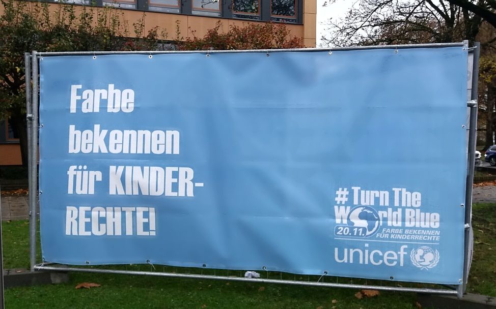 »Farbe bekennen für Kinderrechte« am Geismartor vor dem Kreishaus