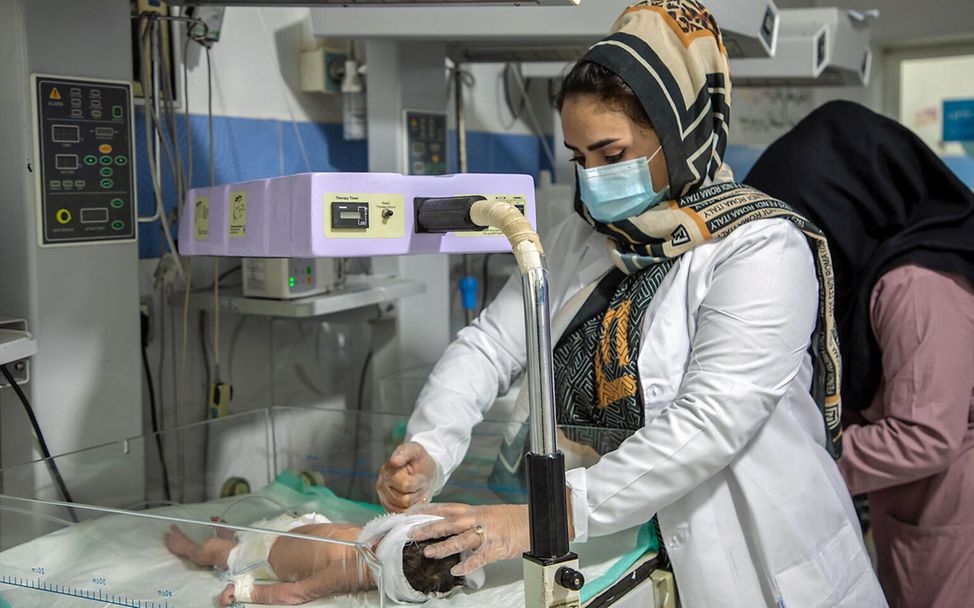 Afghanistan Geburtshilfe: Eine Krankenschwester in einem Krankenhaus versorgt ein frühgeborenes Baby 