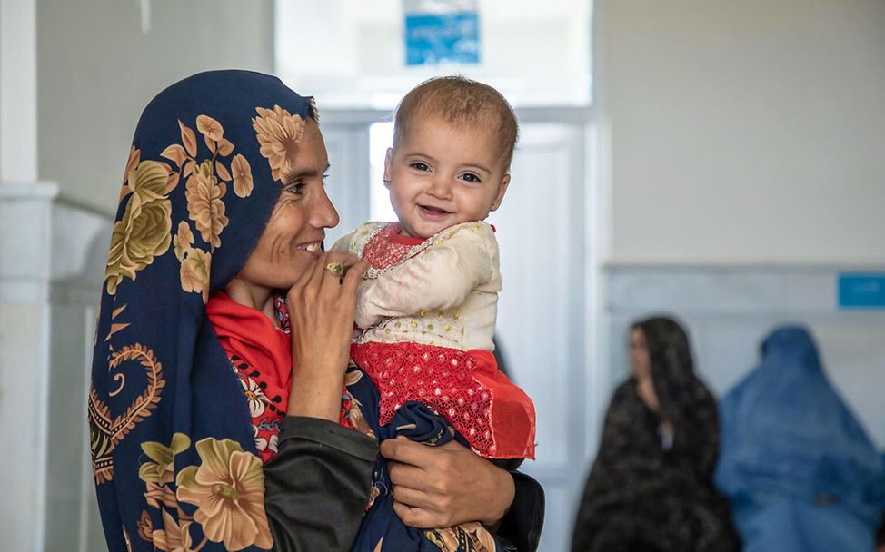 Afghanistan Gesundheitshilfe für Schwangere: Eine Frau in einer Entbindungsstation mit ihrem Kleinkind auf dem Arm