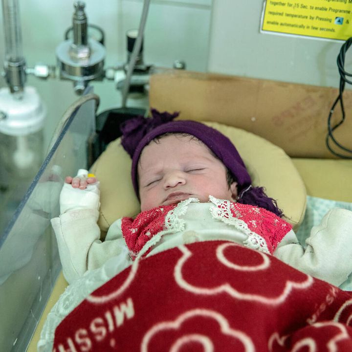 Afghanistan Geburtshilfe: Ein zu früh geborenes Baby in einem Brutkasten einer Neugeborenenstation. 