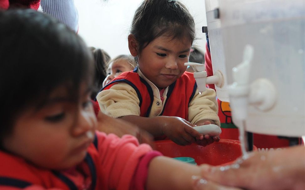 Mädchen beim Händewaschen. ©UNICEF/Markisz