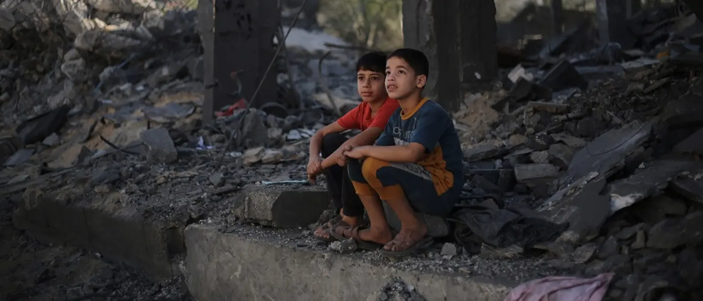 Kinder im Krieg: Zwei Kinder in Gaza sitzen in den Trümmern ihres Hauses.