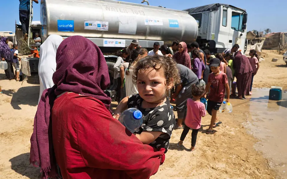 Familien in Gaza werden mit sauberem Trinkwasser versorgt | © UNICEF/El Baba Kinder im Krieg: UNICEF versorgt Kinder in Kriegen mit Trinkwasser und anderen Hilfsgütern