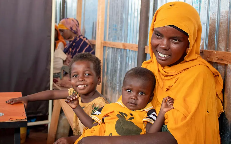 Eine Mutter mit ihren Kindern in Somalia in einem UNICEF-Ernährungszentrum | © UNICEF/Hill Spenden gegen Hunger: UNICEF ermöglicht eine gesunde Ernährung für mangelernährte Kinder in Afrika