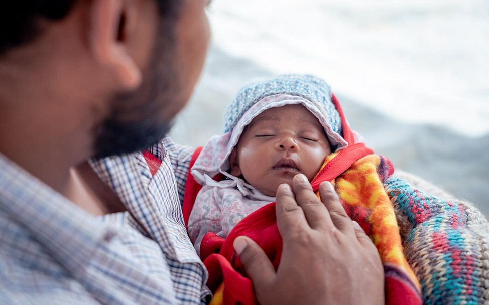 Geburt in Nepal: Liebevoll schaut Dipendra seine neugeborene Tochter Yesna an