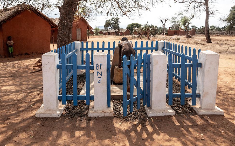 Eine umzäunte Wasserpumpe von UNICEF