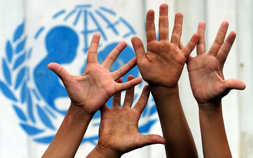 Kinderhände vor dem UNICEF-Logo. ©UNICEF/Pirozzi Kinderhände vor dem UNICEF-Logo. ©UNICEF/Pirozzi