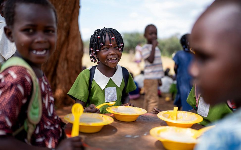 Gesunde Ernährung für Kinder in Uganda: Kinder essen aus der complementary feeding bowl von UNICEF