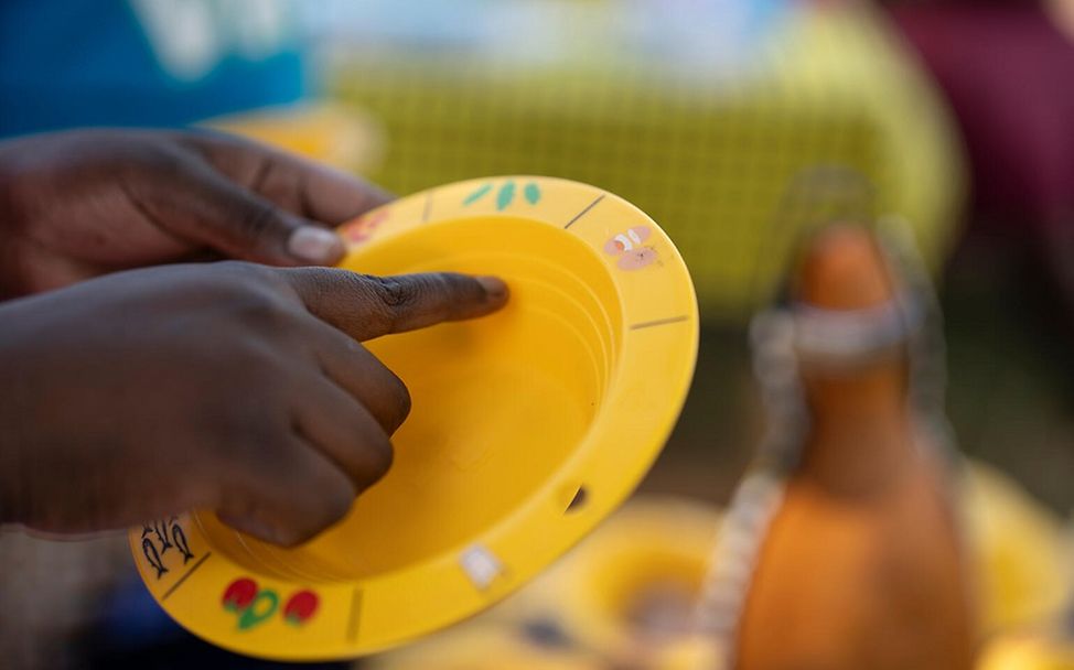 Gesunde Ernährung für Kinder in Uganda: Die complementary feeding bowl hilft Eltern