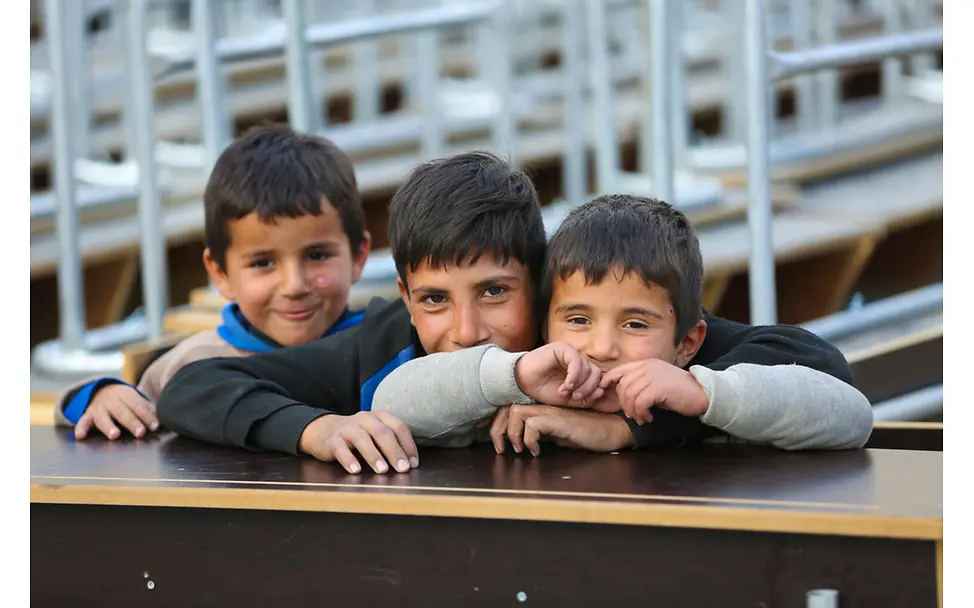 Kinder brauchen dringend Frieden | UNICEF/Aldhaher Kinder in einer Notunterkunft in Rakka, Syrien.