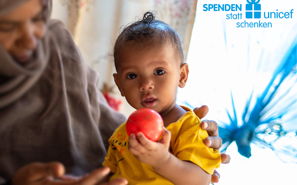 Ein Kind hält glücklich einen kleinen Ball - Spenden statt schenken - eine Aktion von UNICEF