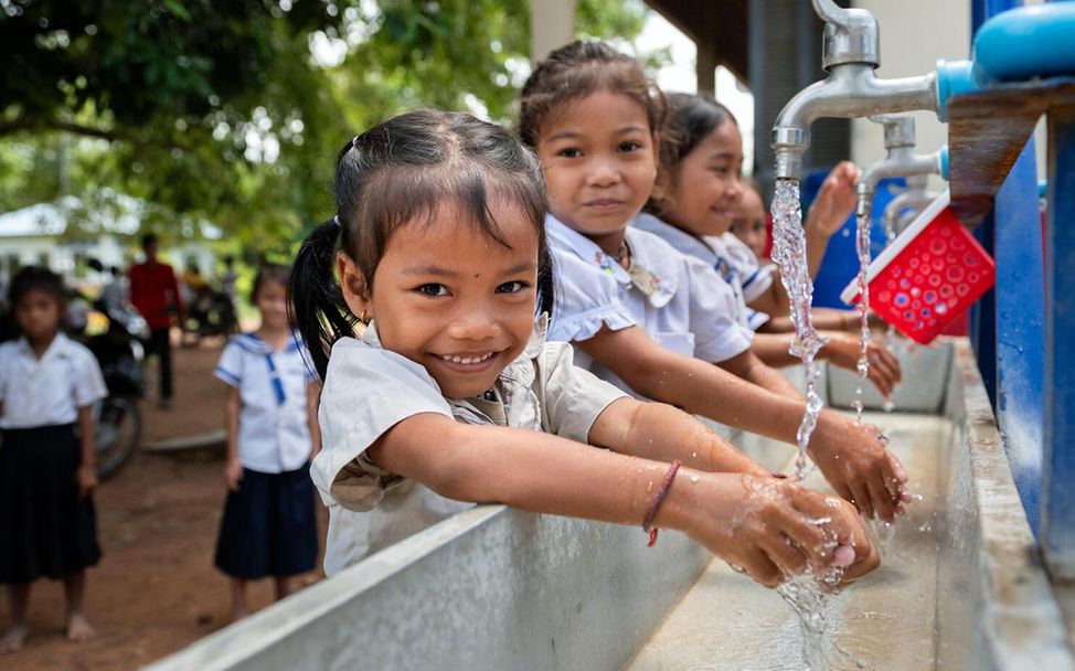 Wasser spenden: UNICEF kümmert sich um Wasserbrunnen, Handpumpen und sanitäre Einrichtungen für Kinder 