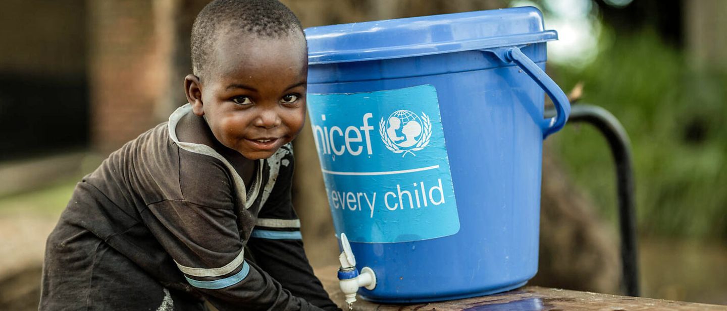 Wasser spenden: Ein Junge in Malawi wäscht sich an einer UNICEF-Wasserstation die Hände 