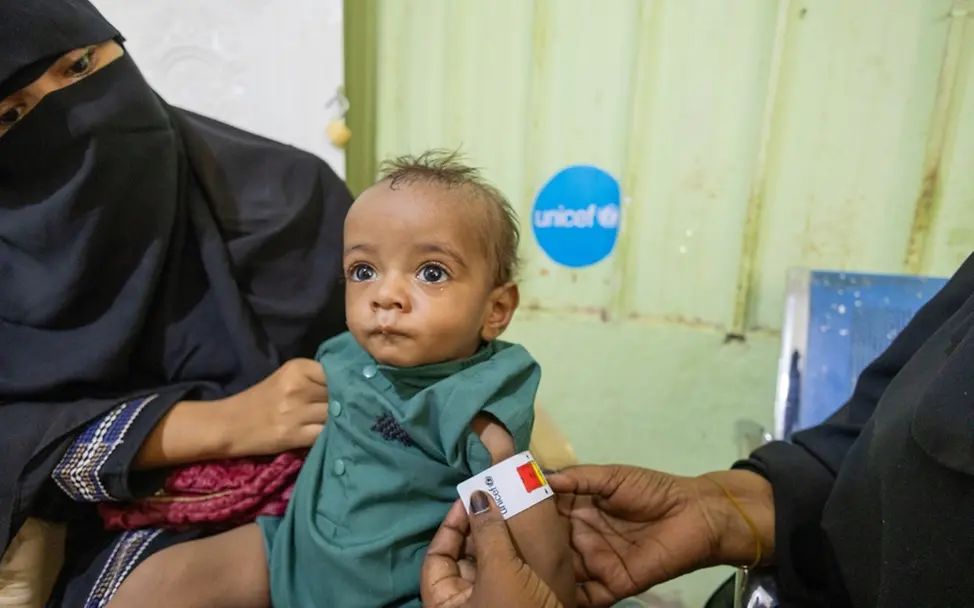 Sudan: Der Armumfang von Hassan, zehn Monate alt, wird gemessen. Er ist schwer akut mangelernährt. | © UNICEF/UNI689373/Elfatih Sudan: Der Armumfang von Hassan, zehn Monate alt, wird gemessen. Er ist schwer akut mangelernährt.