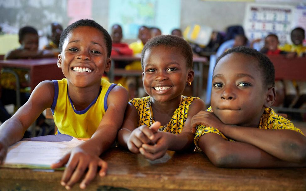 Spenden Bildung: Kinder in Ghana beim Schulbesuch während des Matheunterrichts