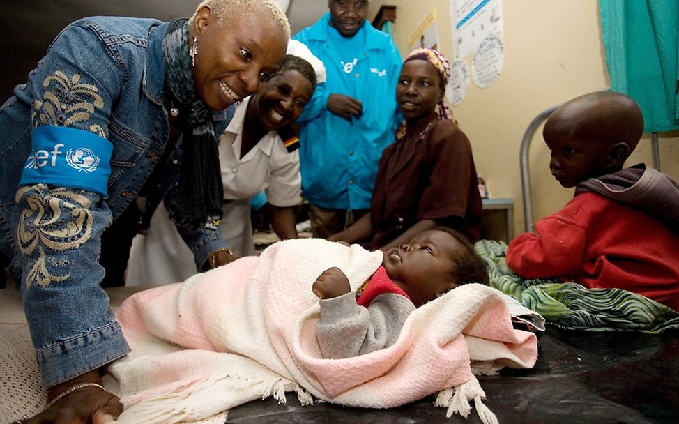 Angelique Kidjo in einem Krankenhaus in Uganda. ©UNICEF/ HQ06-2031/Olivier Asselin