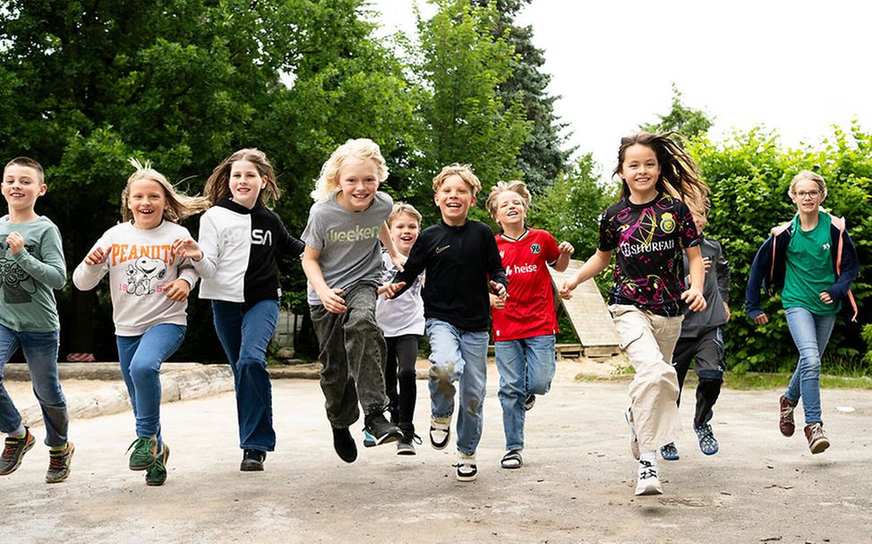 Kinderpolitik: Kinder laufen und lachen.