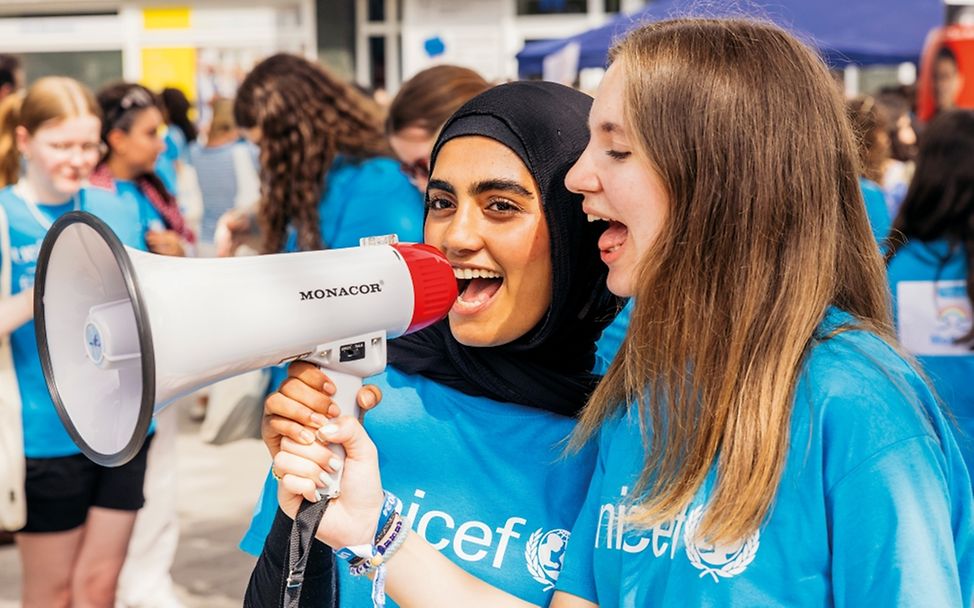 Kinderpolitik: Engagierte Mädchen mit einem Megafon.