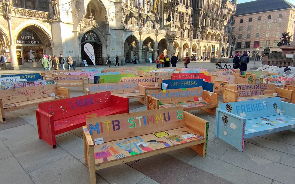 Werte Bänke vor dem Münchner Rathaus