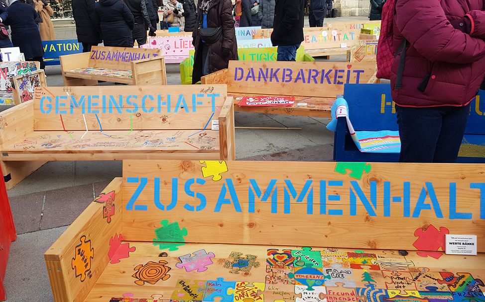 Werte Bänke auf dem Marienplatz