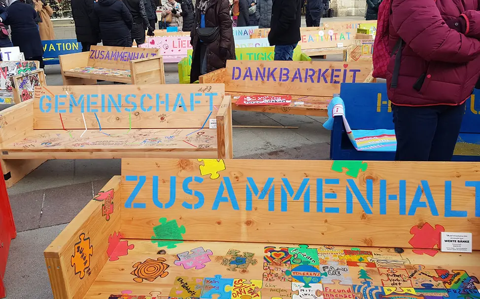 Werte Bänke auf dem Marienplatz Werte Bänke auf dem Marienplatz