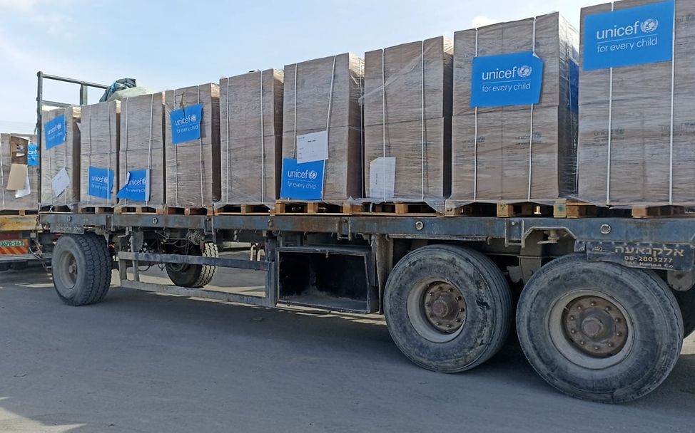 Gaza spenden: Mit Hilfsgütern beladene Lastwagen gelangen über den Grenzübergang Kerem Shalom in den Gazastreifen.